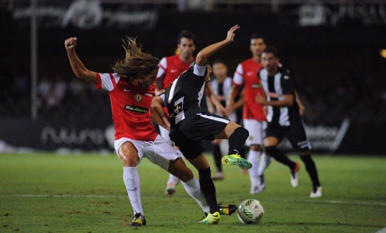 Checa intenta robar el balón a un jugador del Cartagena