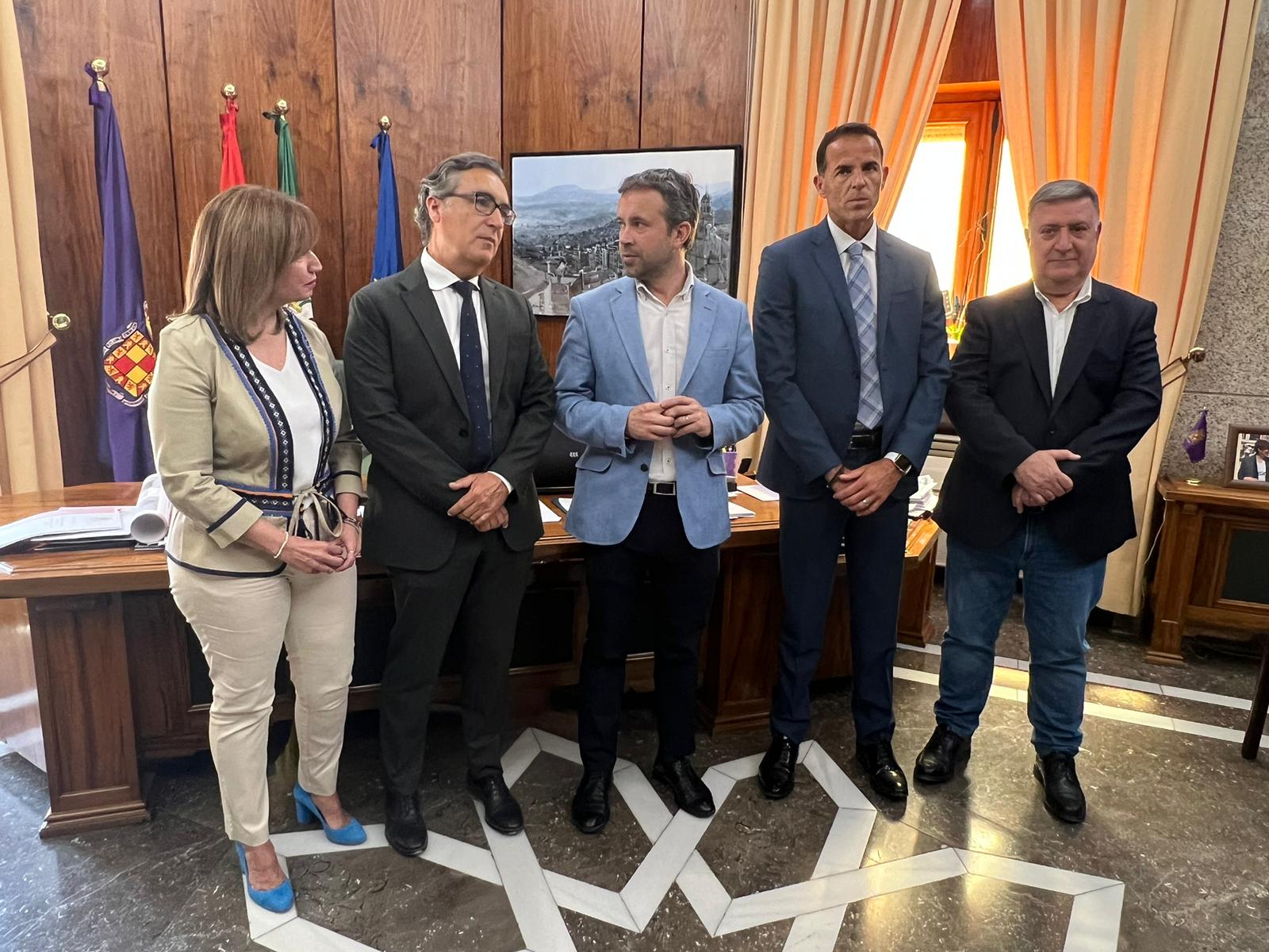 Reunión entre autoridades y responsables del Jaén Plaza