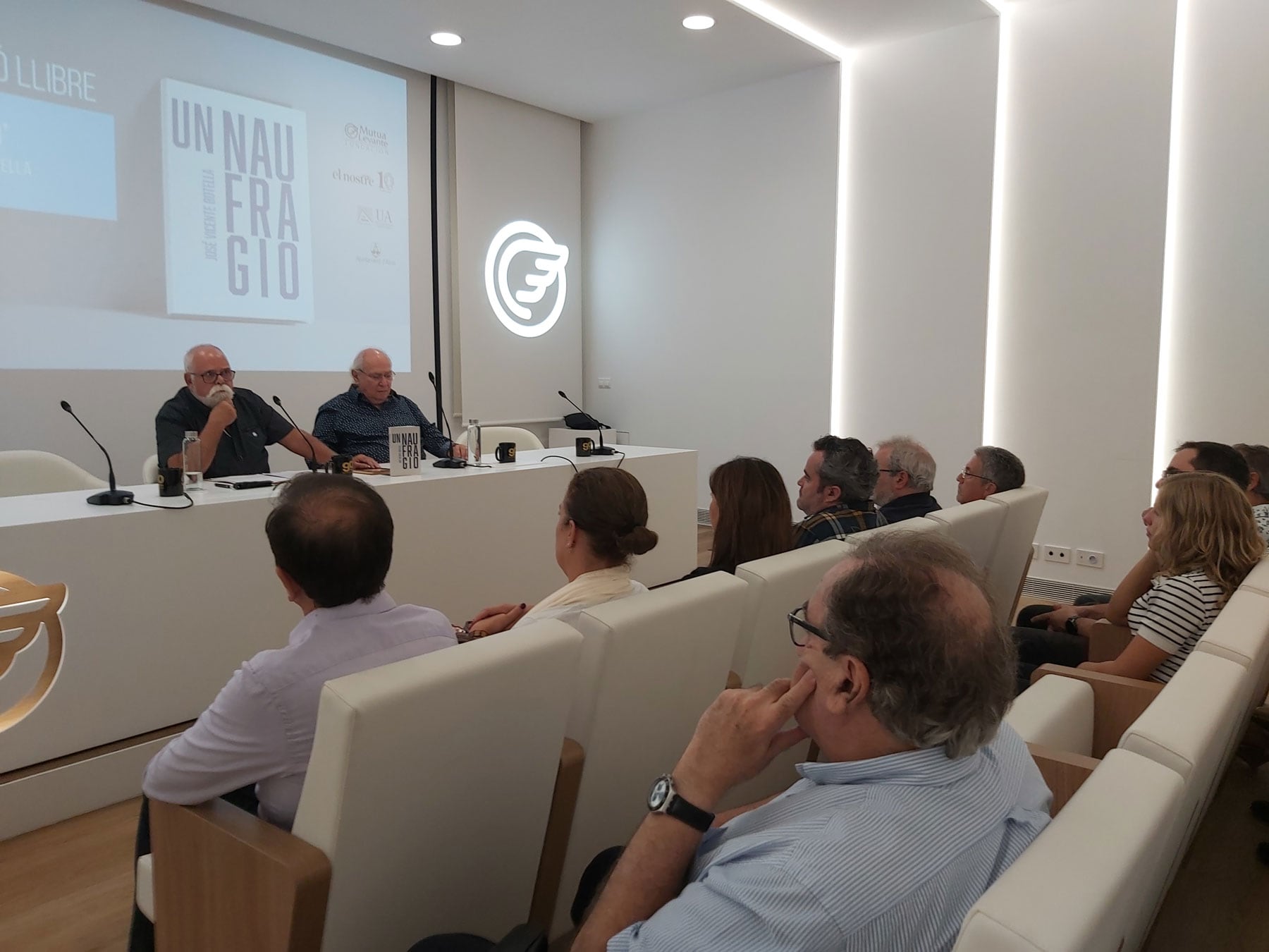 Pep Sou i Ramón Climent en l'acte de presentació de la reedicó de la novel·la 'Un naufragio' de José Vicente Botella