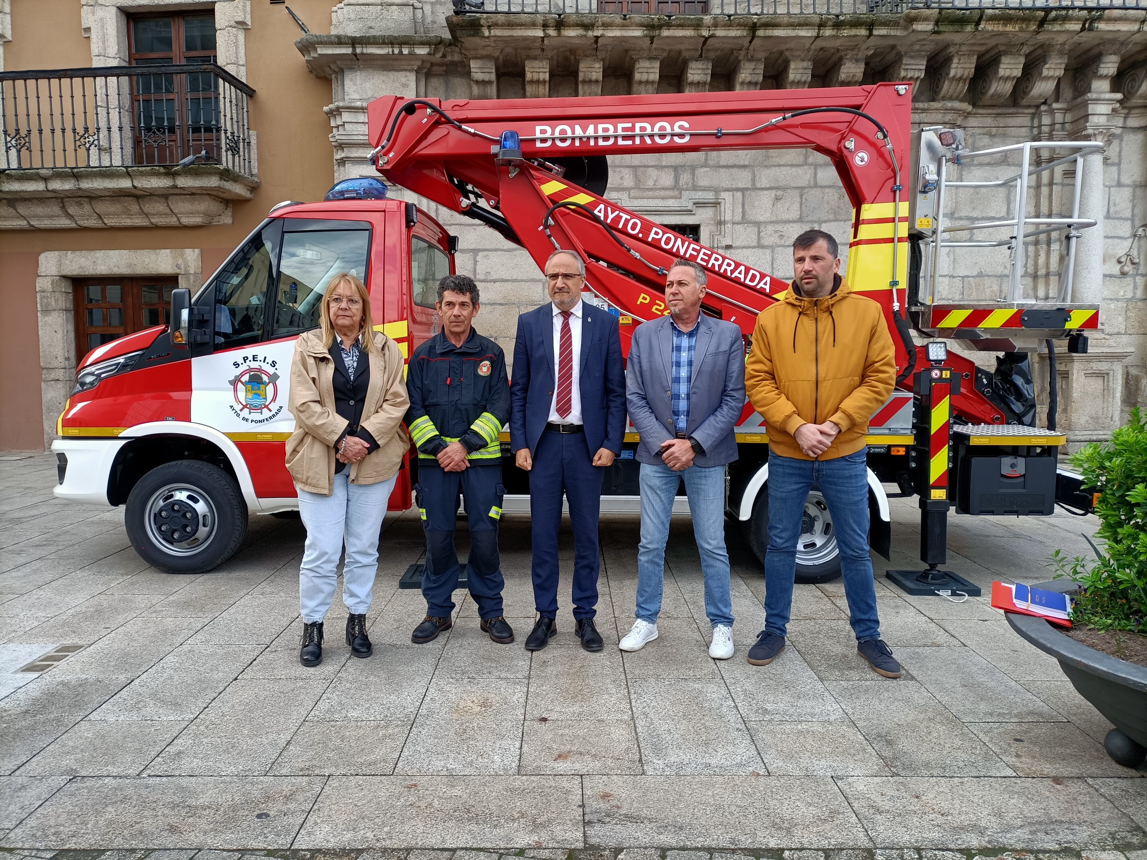 El ayuntamiento de Ponferrada ha presentado hoy el nuevo camión de bomberos