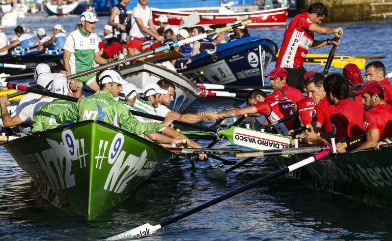 Los remeros de Deusto felicitan a Hondarribia por su victoria en la clasificatoria