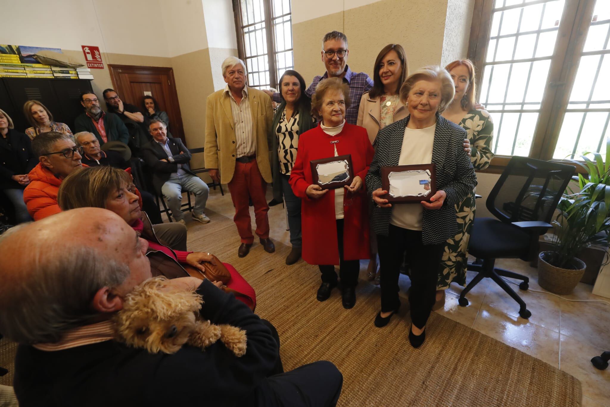 Amalita y Yolanda recogen el premio