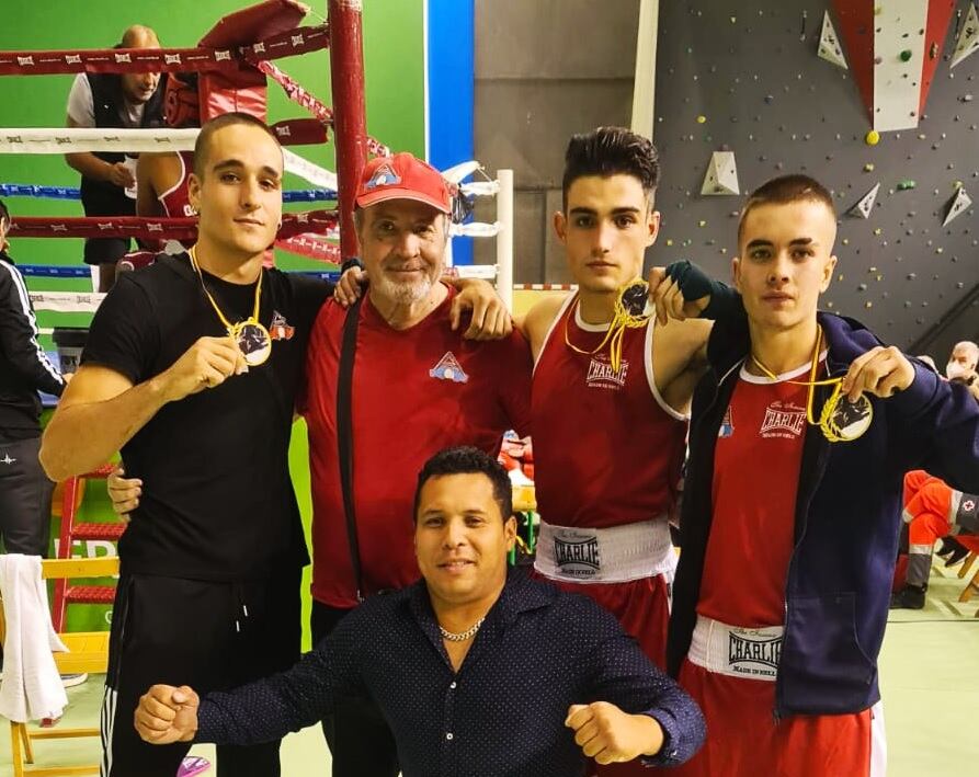 Pablo y Aníbal con sus medallas como ganadores de los combates preliminares de Fuentespina
