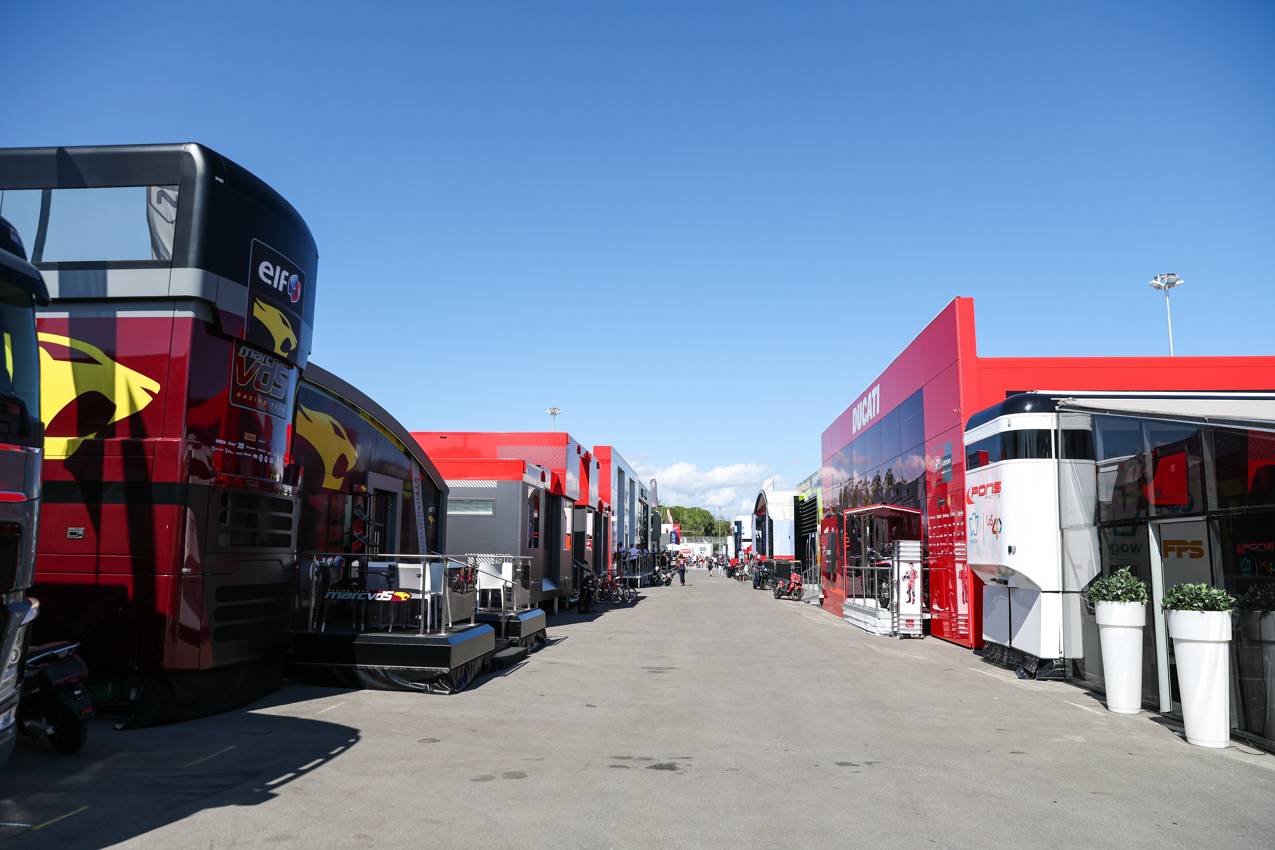 Imagen de archivo del paddock de MotoGP durante el gran premio celebrado en el Circuito de Barcelona