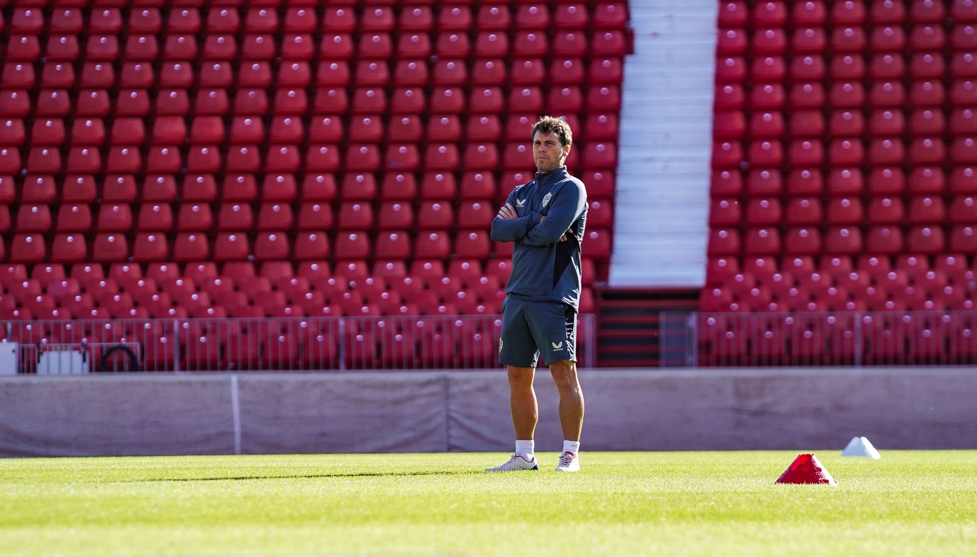 Rubi, pensativo en el último entrenamiento antes de viajar a Huesca.