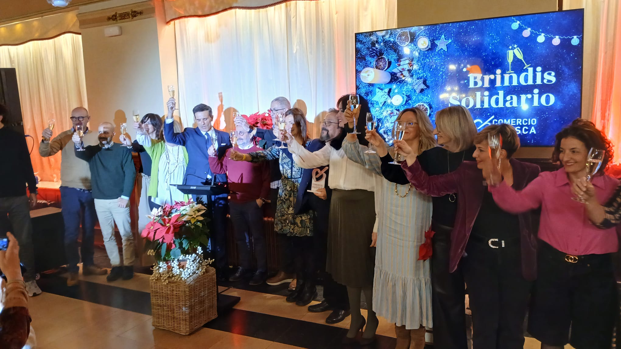 Momento del brindis solidario de la Asociación de Comerciantes de Huesca