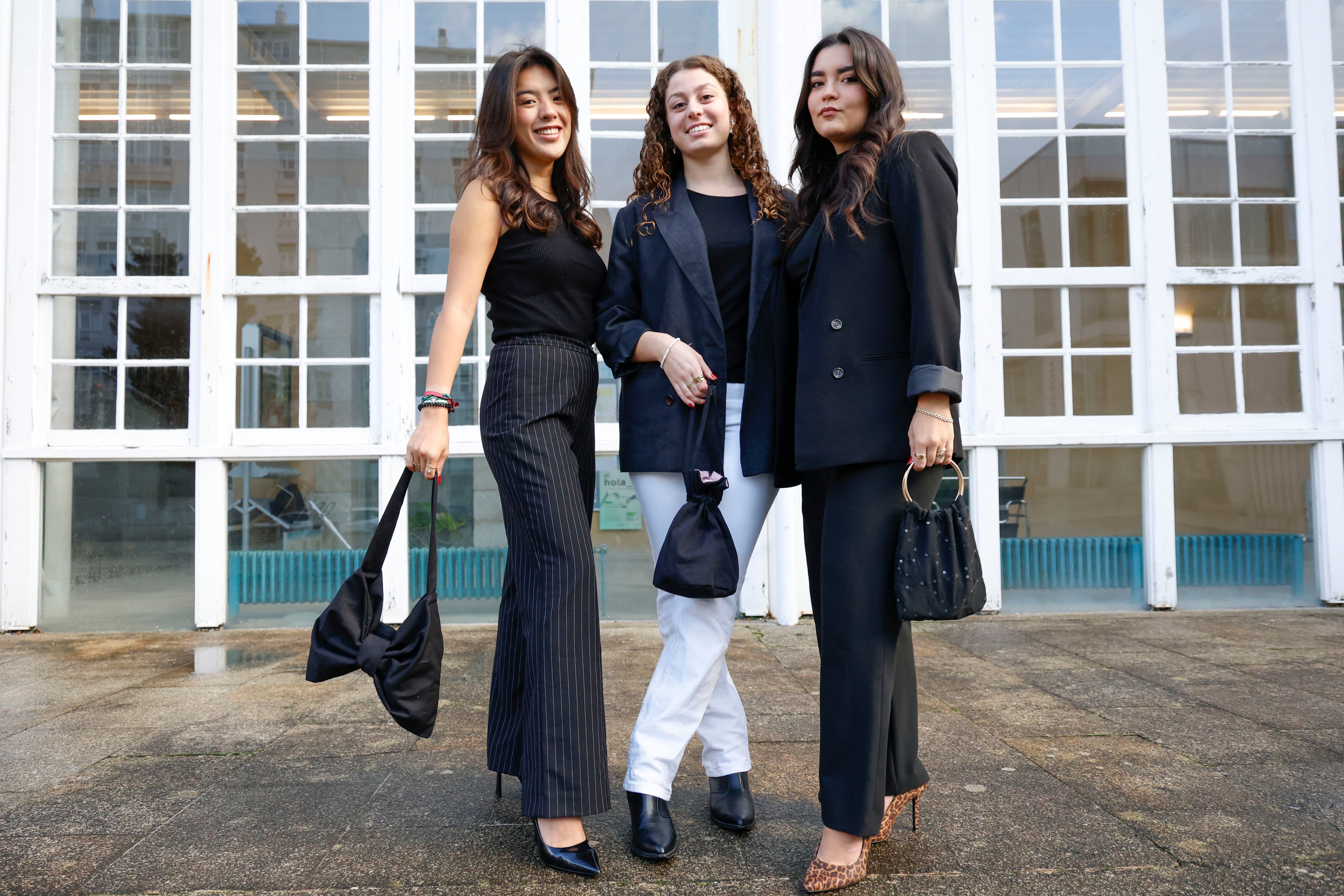 FERROL, 21/10/2024.- Alejandra, Ailin y Lucía, tres alumnas del grado de Gestión Industrial de la Moda, de los más pujantes del campus de Ferrol desde su reciente implantación, consolidan su apuesta emprendedora con Savalé, firma con impacto en redes sociales por uno de sus primeros productos, un bolso de lazo. EFE / Kiko Delgado.