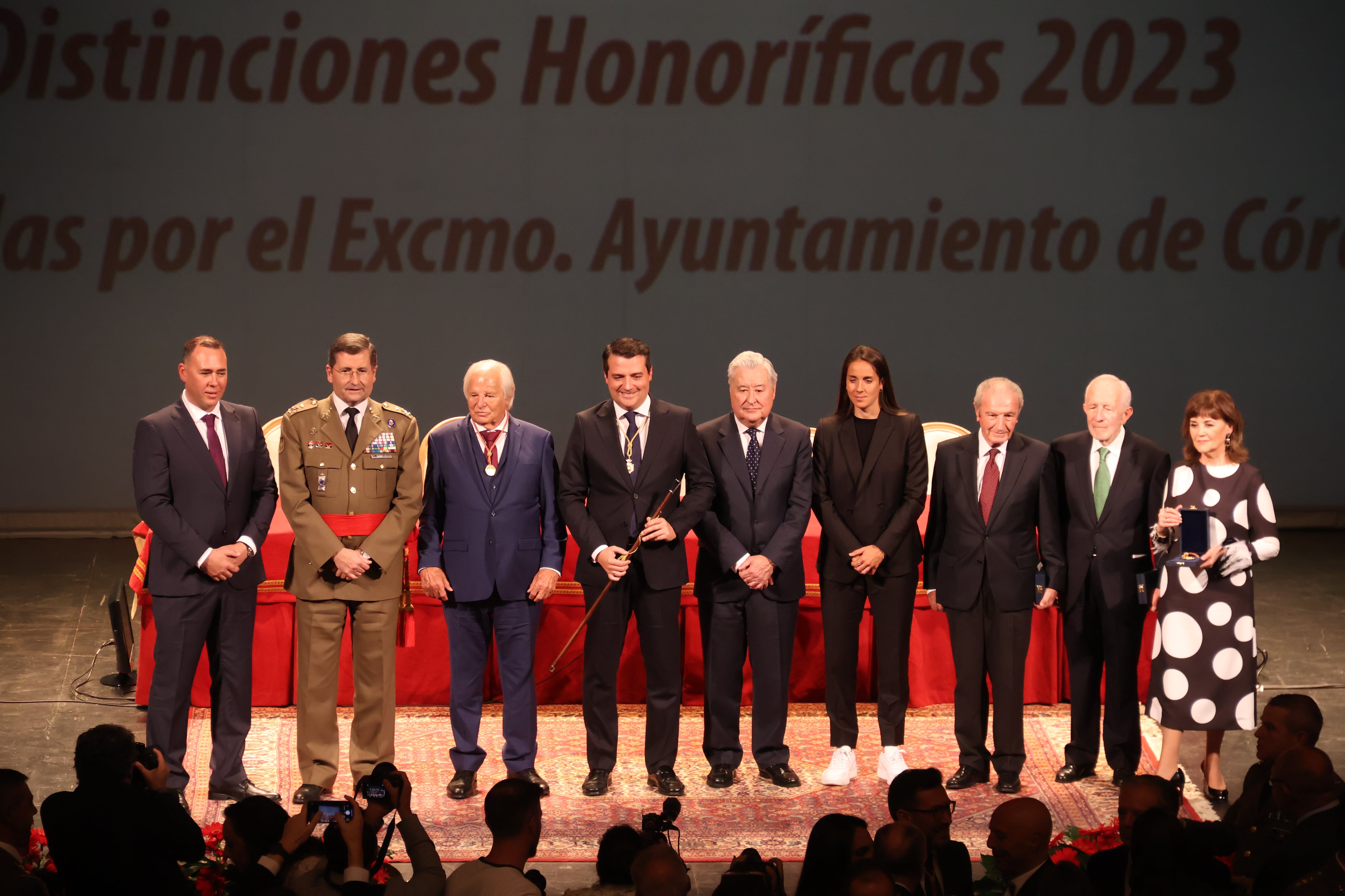 El Alcalde de Córdoba, José María Bellido, con las personas reconocidas con las Medallas de la Ciudad de Córdoba