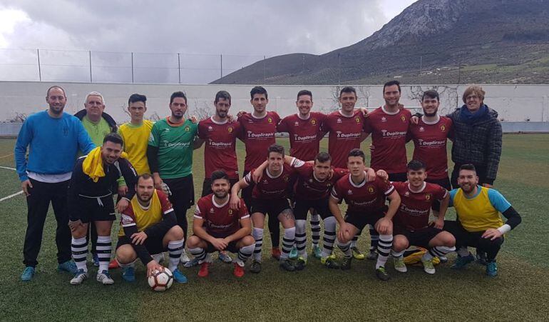 Formación del equipo seniors en uno de los encuentros de la temporada