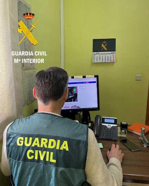 Agente de la Guardia Civil investigando el caso