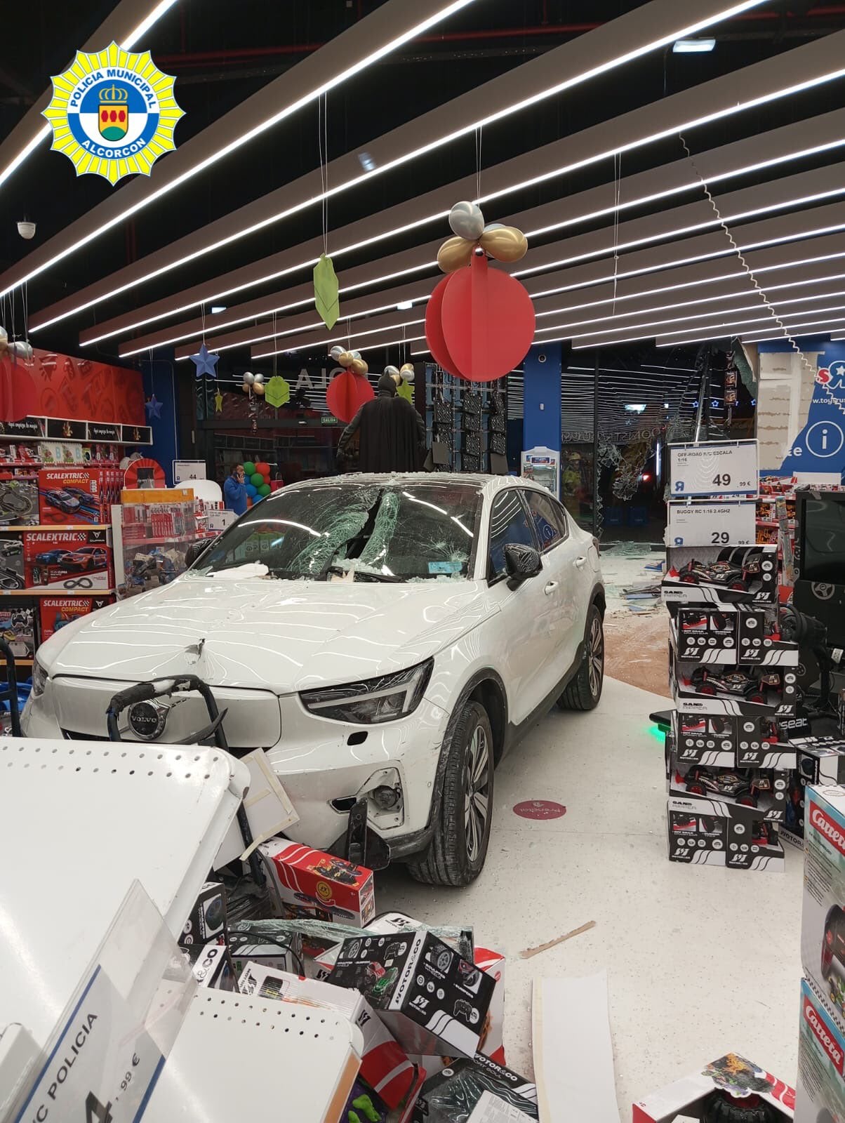 Vehículo empotrado en la tienda de juguetes