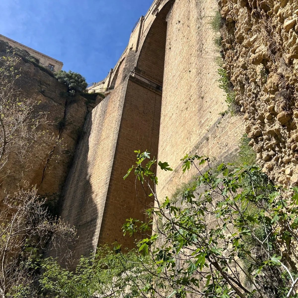 Vista del Puente Nuevo desde su base