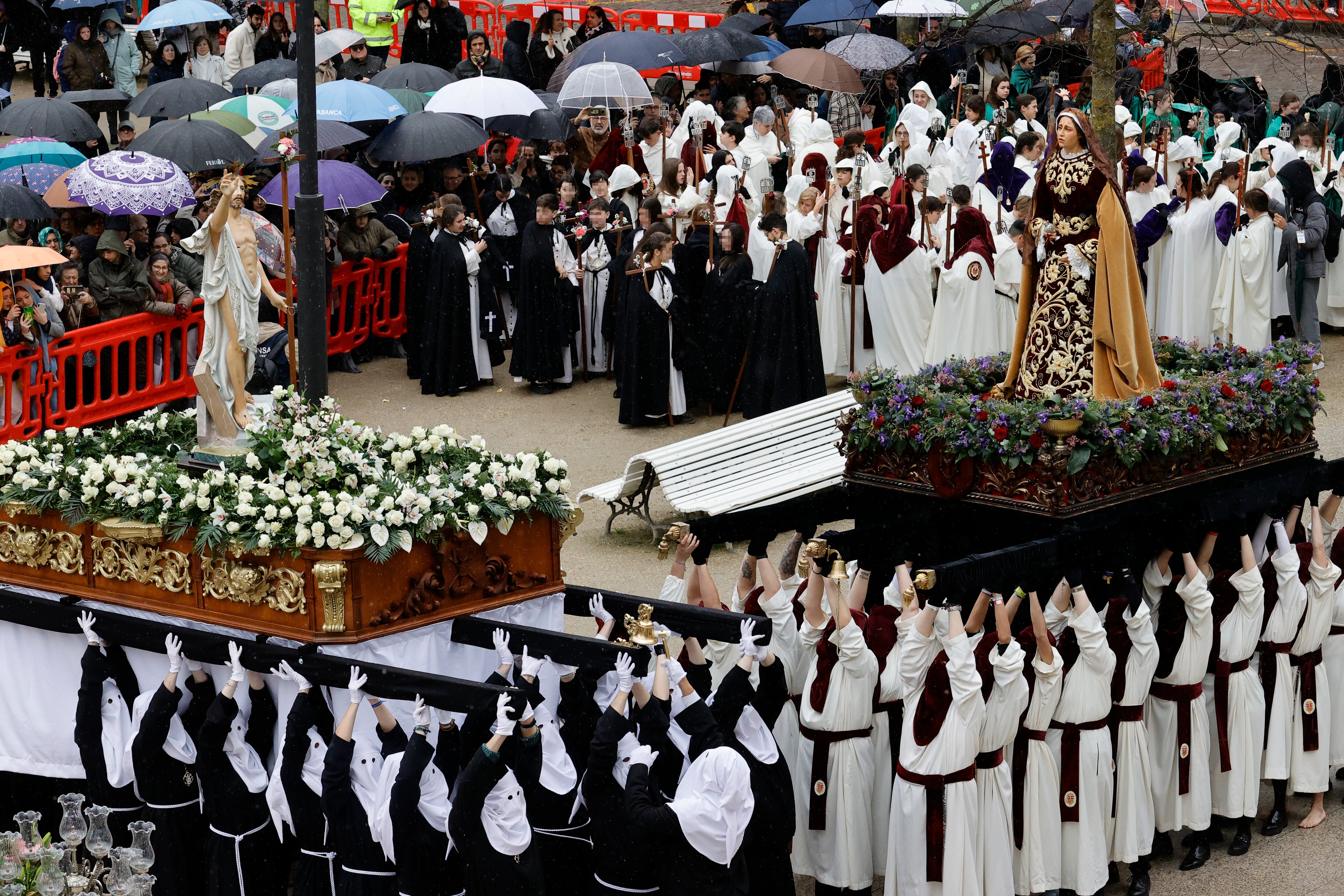 FERROL, 31/03/2024.- Las cofradías de la Soledad, la Merced y las Angustias cierran la Semana Santa de Ferrol con la procesión de la Resurrección, que parte por primera vez desde la plaza de Armas, donde tras el encuentro los cofrades se sacan el capuz en señal de alegría. EFE/ Kiko Delgado.