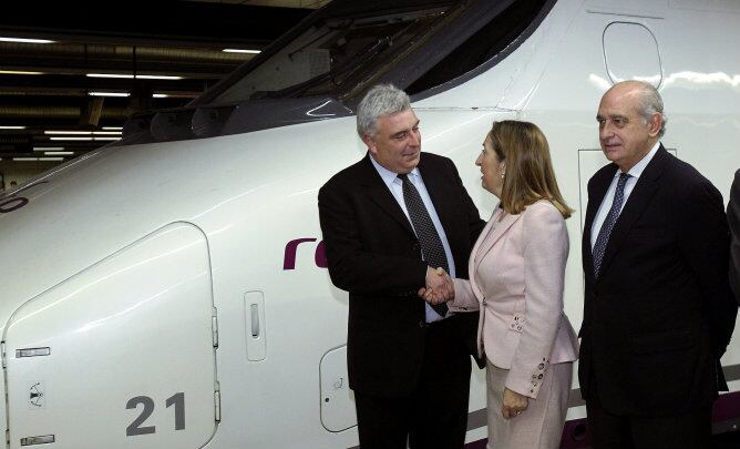 La ministra de Fomento, Ana Pastor, saluda al ministro delegado de Transporte de Francia, Frédéric Cuvillier, en presencia del ministro del Interior, Jorge Fernández Díaz, en la estación de Sants de Barcelona este domingo