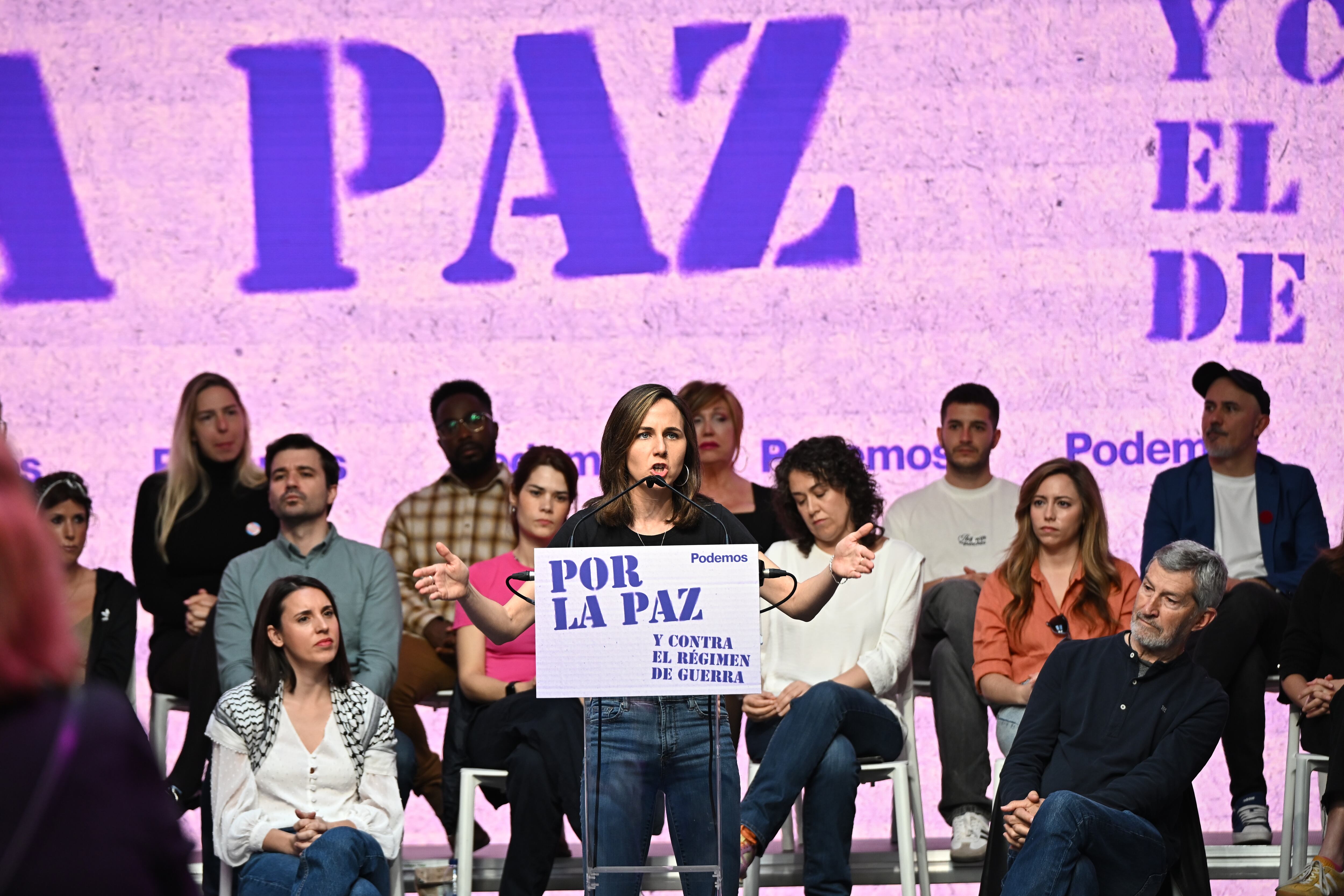La líder de Unidas Podemos, Ione Belarra (c) junto con el ex jefe del Estado Mayor de la Defensa y miembro de Unidas Podemos, José Julio Rodríguez (d) y la eurodiputada Irene Montero (i) participa este domingo en el acto &quot;Por la paz y contra el régimen de guerra&quot; organizado por la formación morada en Madrid. EFE/ Fernando Villar