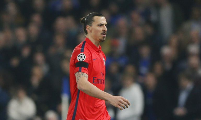 Ibrahimovic se marcha enfadado del césped de Stamford Bridge después de ser expulsado