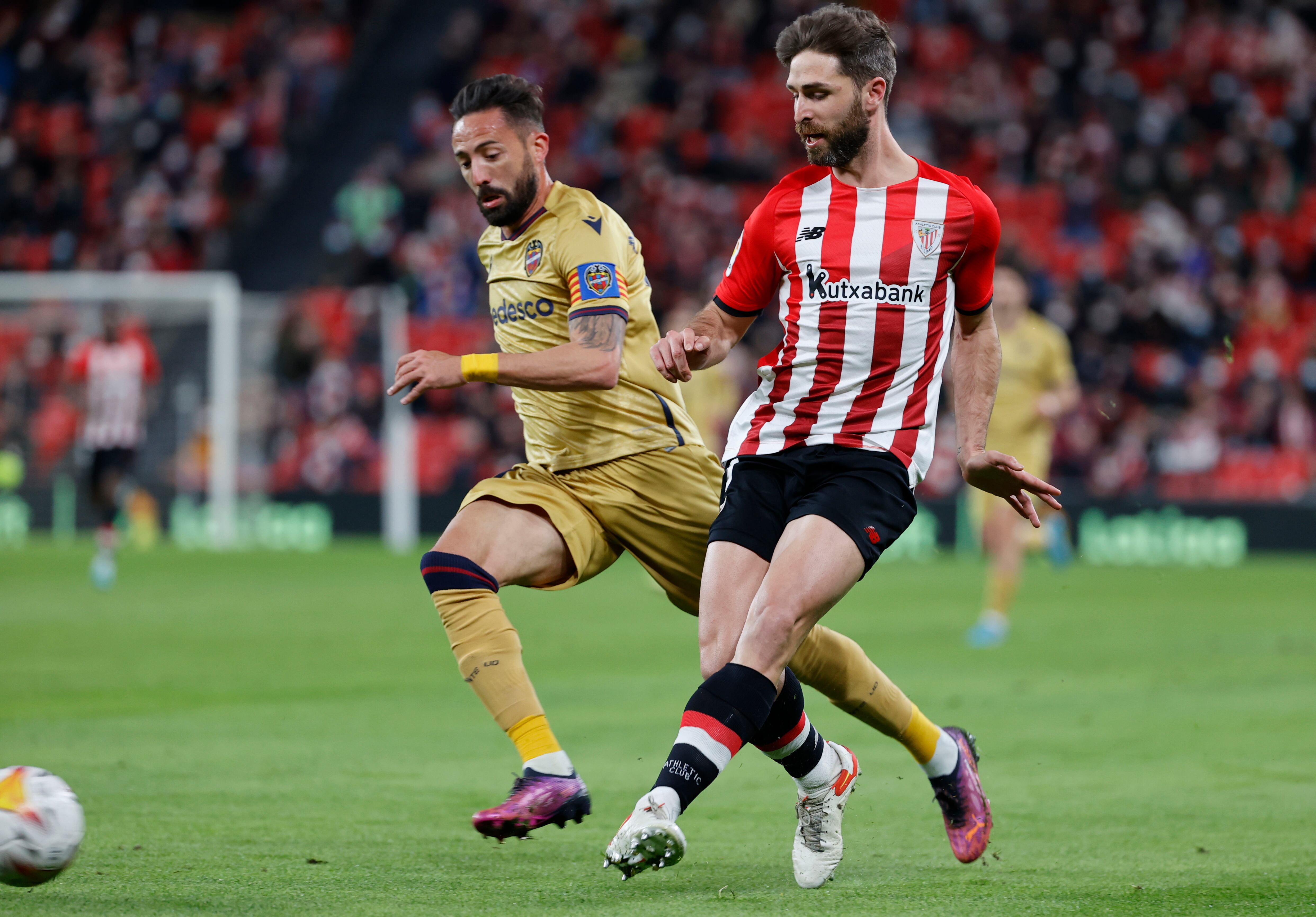 El defensa del Athletic Club Yeray Álvarez centra el balón junto a José Luis Morales, del Levante UD, durante el partido de la jornada 27