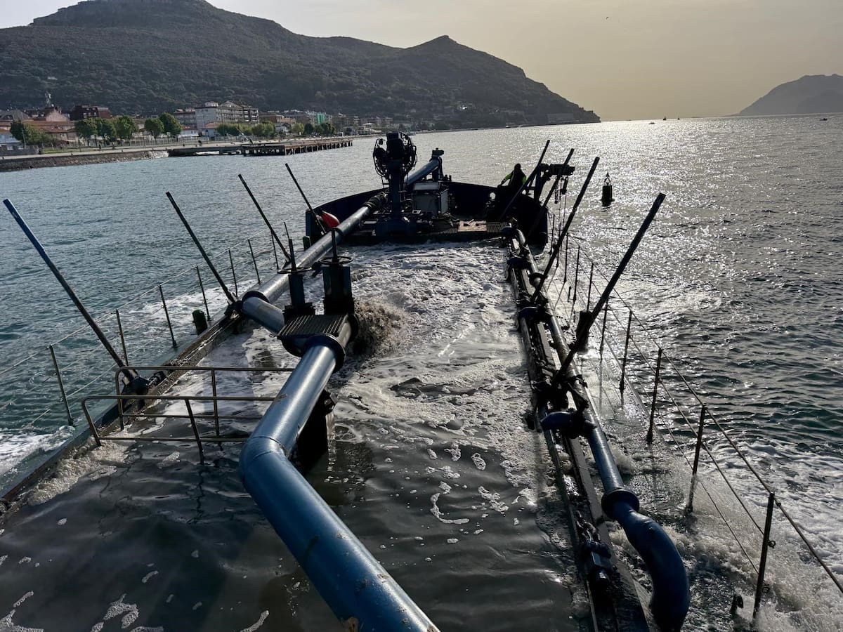 La draga retira más de 5.000 metros cúbicos de arena en el puerto de Santoña