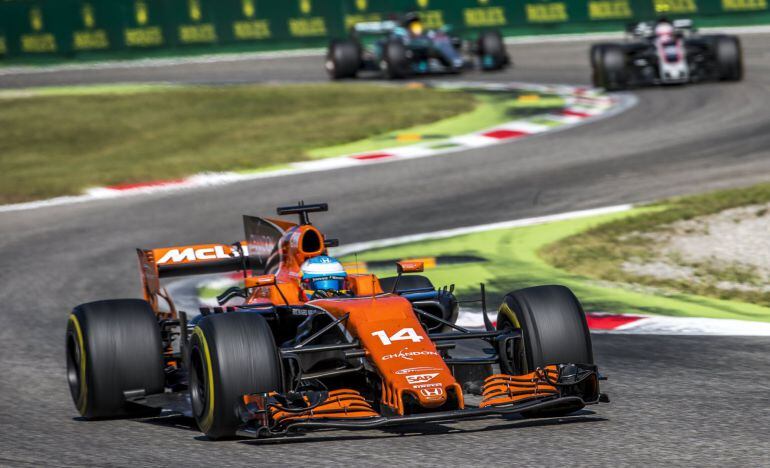 Fernando Alonso rueda con con su McLaren-Honda