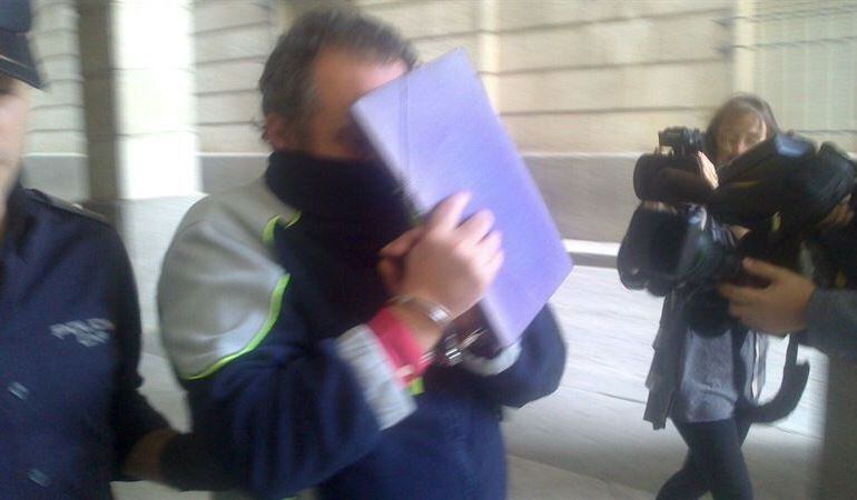 El asesino del vicario de San Isidoro se tapa el rostro con una carpeta a su llegada a los Juzgados