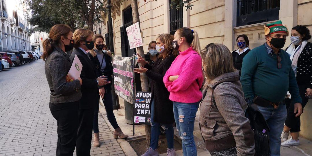 Protesta este martes frente a las puertas del Parlament.