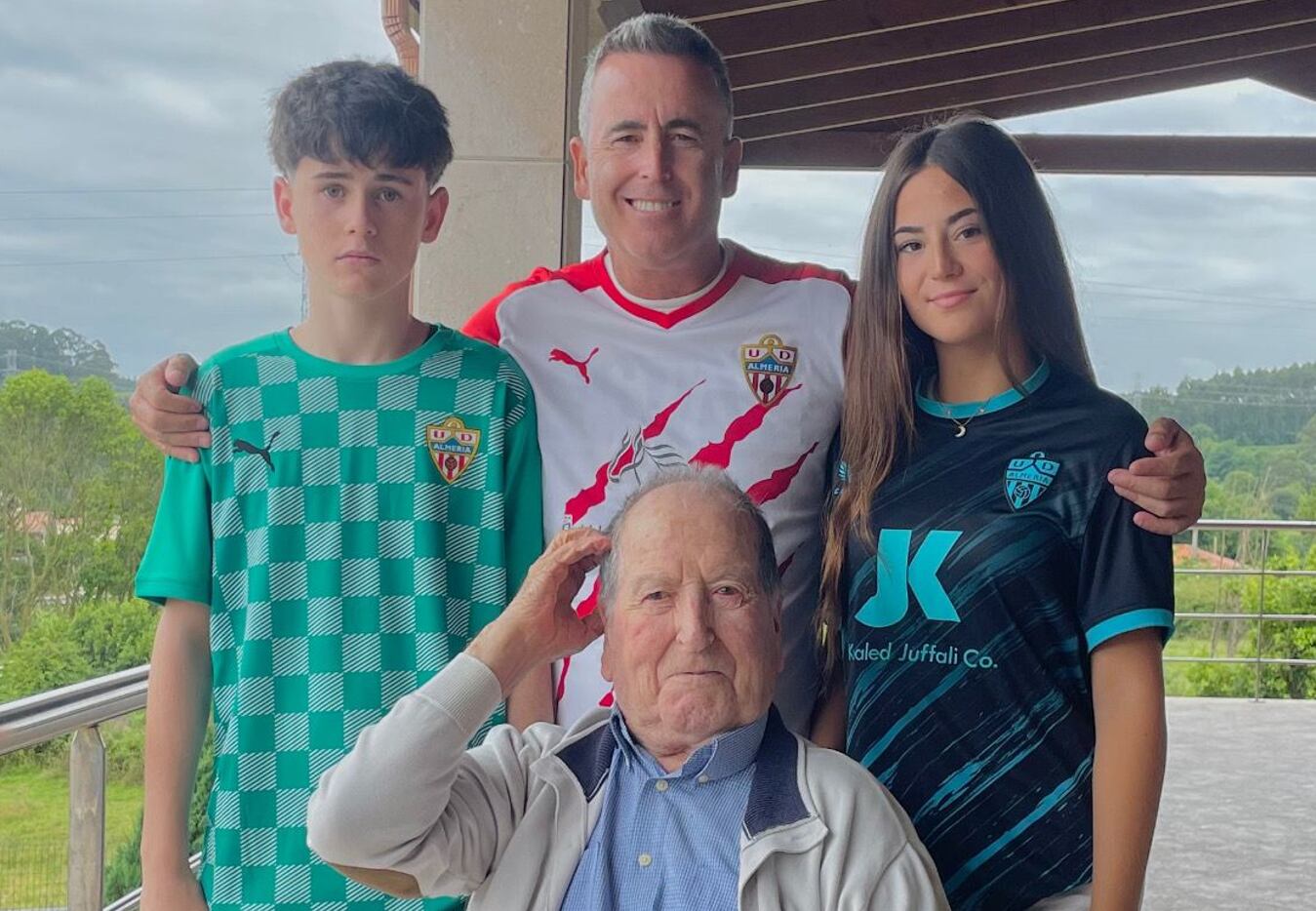 Lalo en familia saluda desde su Asturias patria querida.