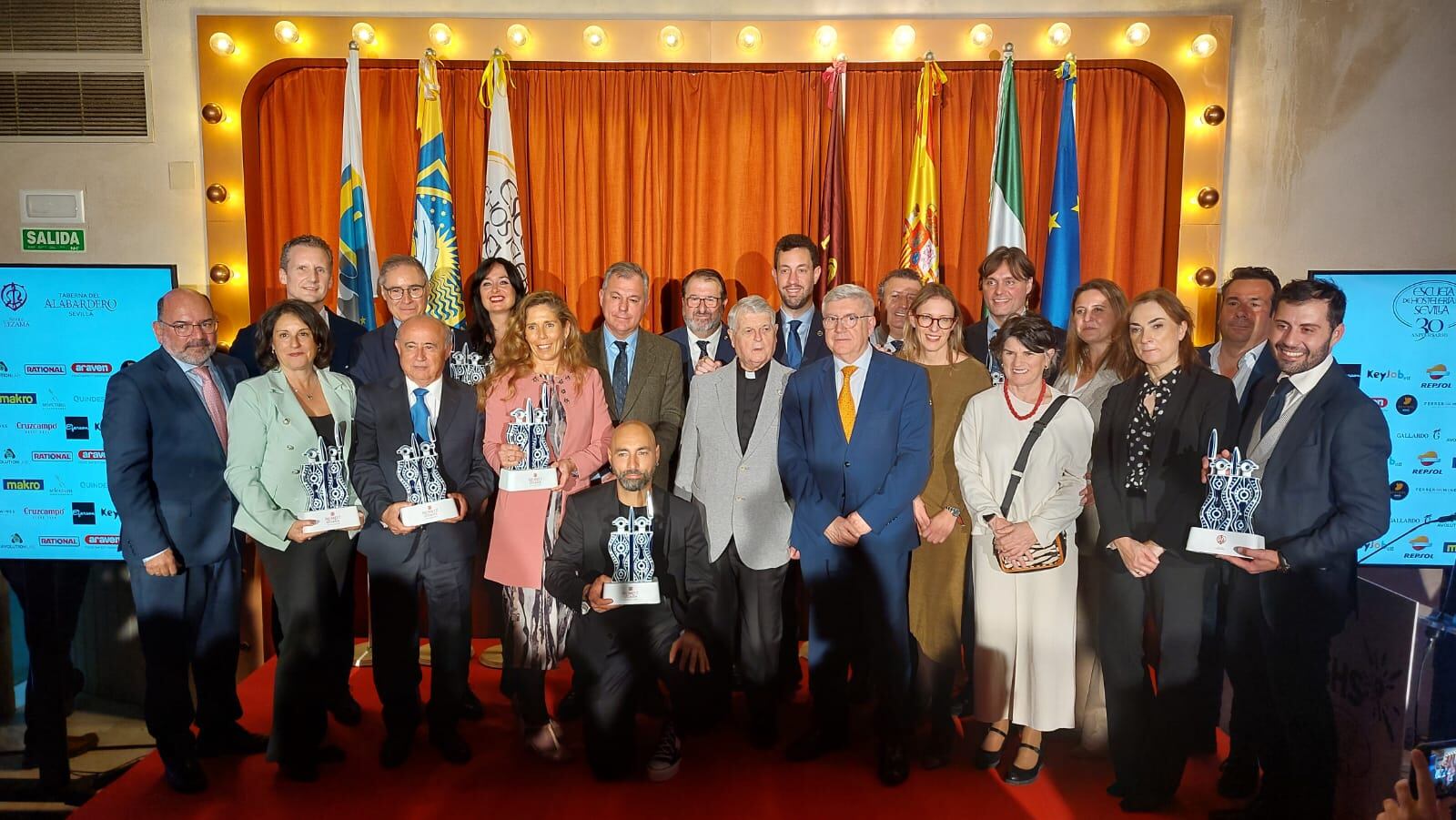 Carmelo Bosque y la alcaldesa de Huesca junto al resto de premiados