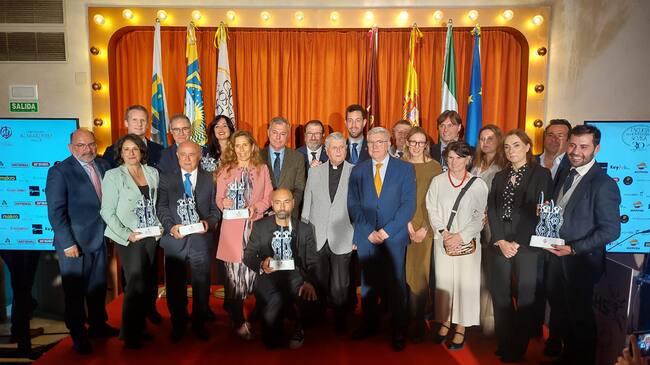 Carmelo Bosque y la alcaldesa de Huesca junto al resto de premiados