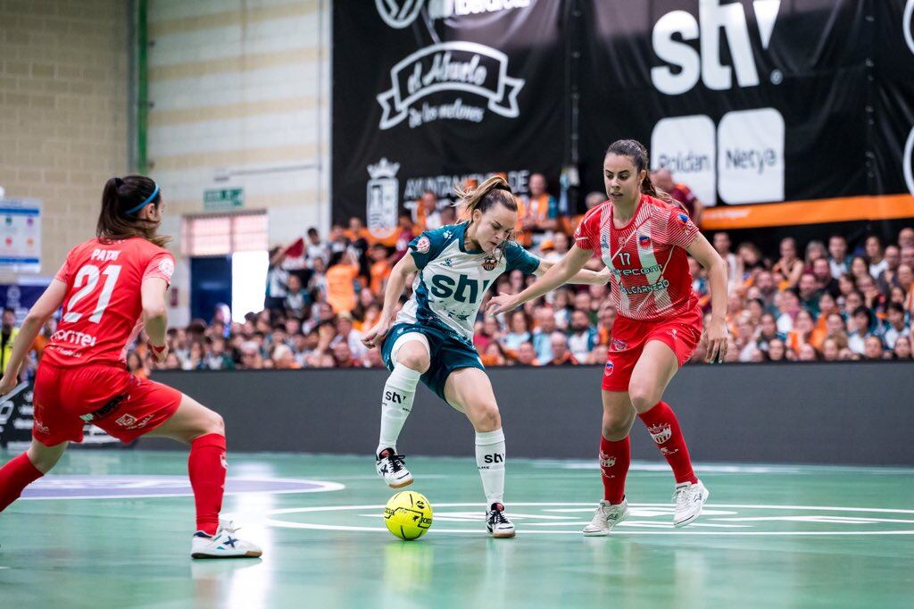 Mayte Mateo dispara a puerta