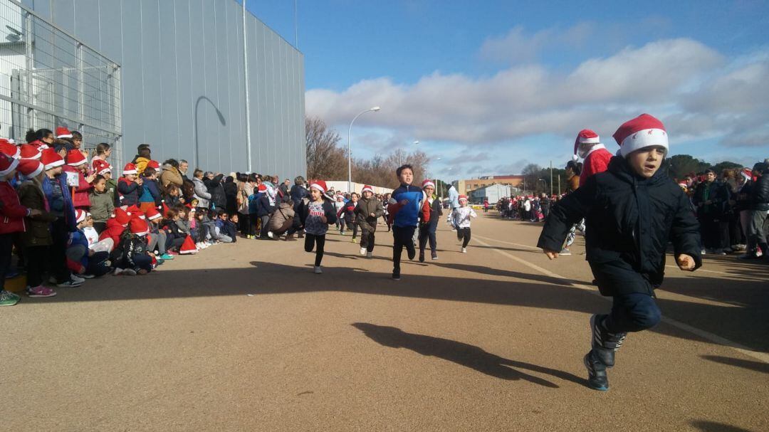 Niños y niñas de Motilla del Palancar corriendo en la cuarta carrera para recabar almientos que organiza el colegio.