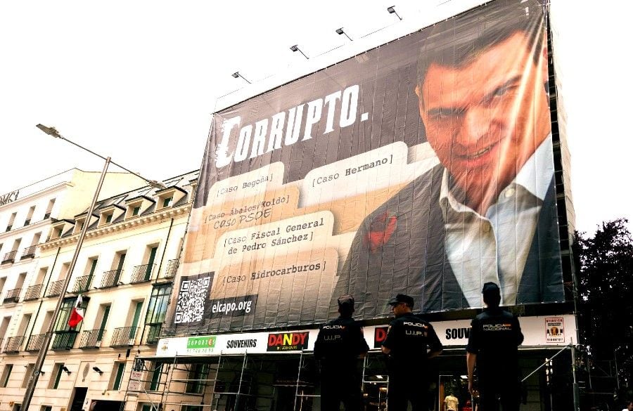 Lona de Hazte Oír colgada frente al Congreso de los Diputados y donde le llaman "corrupto"