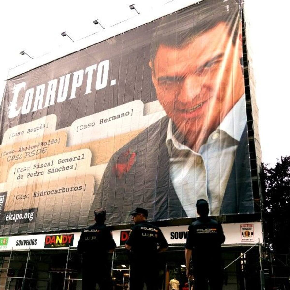 La juez archiva la causa contra HazteOír al ver "crítica política" en la lona que llamaba "corrupto" a Pedro Sánchez