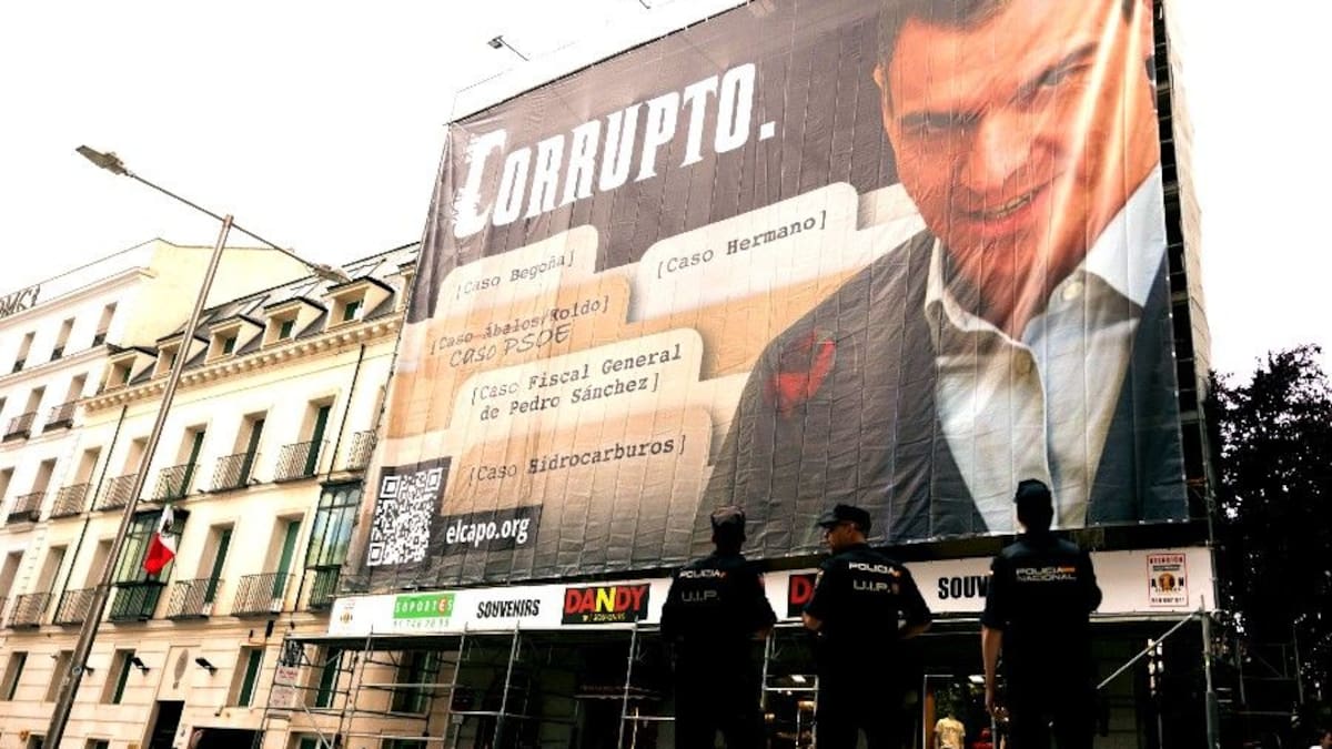 La juez archiva la causa contra HazteOír al ver "crítica política" en la lona que llamaba "corrupto" a Pedro Sánchez