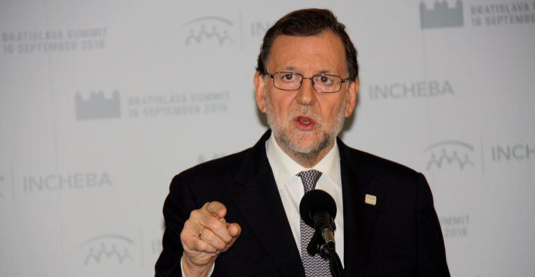 El president espanyol en funcions i líder del PP, Mariano Rajoy, gesticula amb les mans durant la roda de premsa a Bratislava el 16 de setembre. Pla curt (horitzontal)