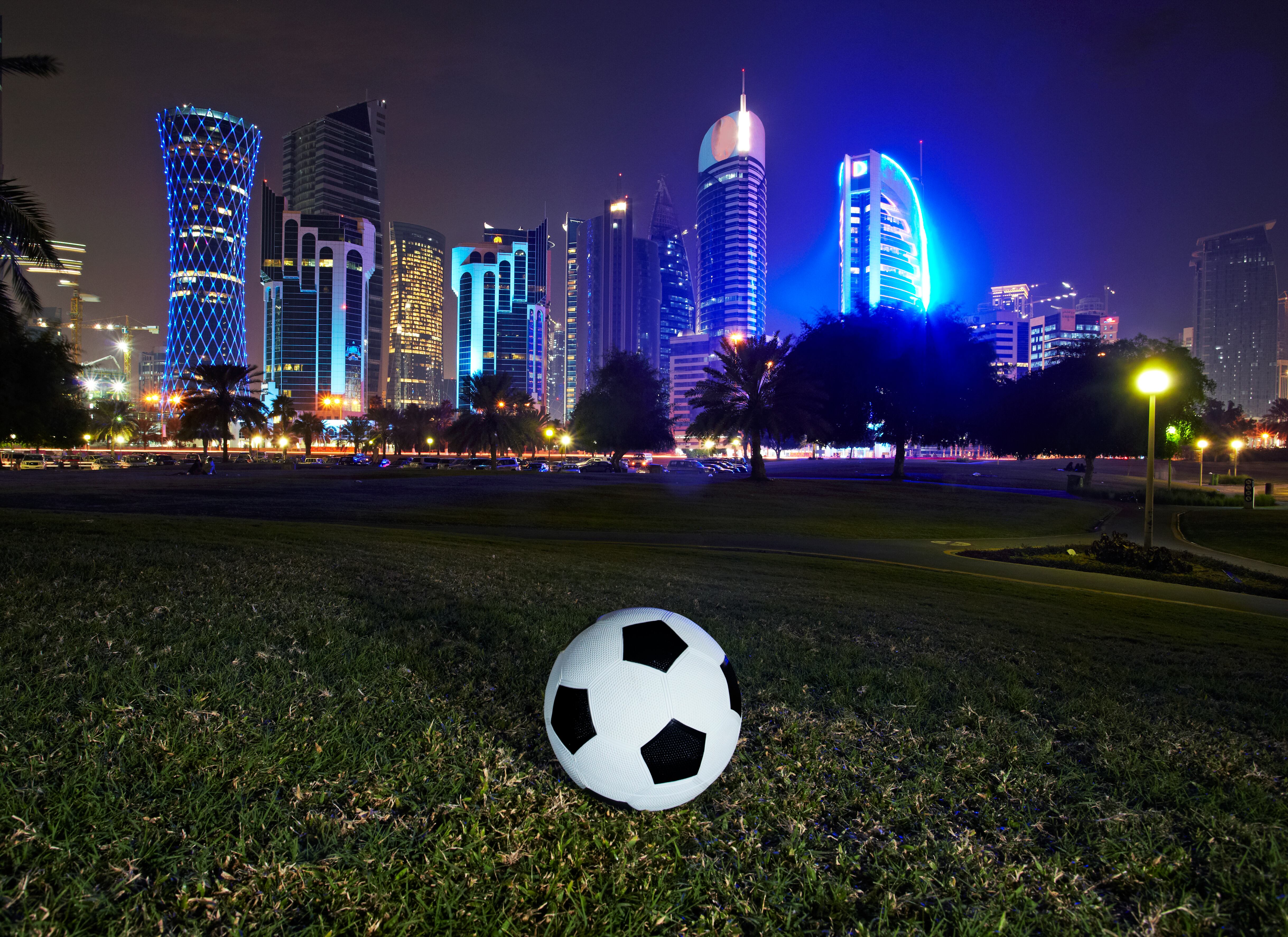 Un balón de fútbol frente a la bahía de Doha, en Qatar