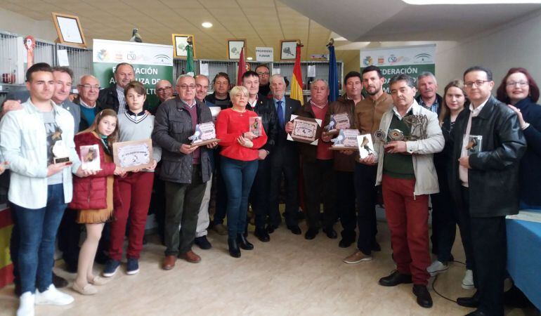 Foto de familia con todos los premiados y autoridades