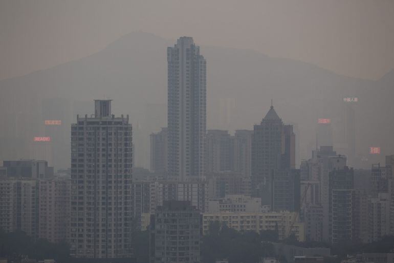 HONG KONG (CHINA) Una densa nube de contaminación cubre el distrito de Kowloon en Hong Kong (China)