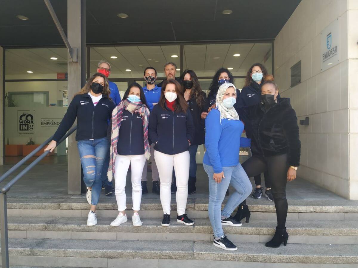 El alumnado del programa "Et Formem" en Elda completa su formación y recibe un certificado profesional