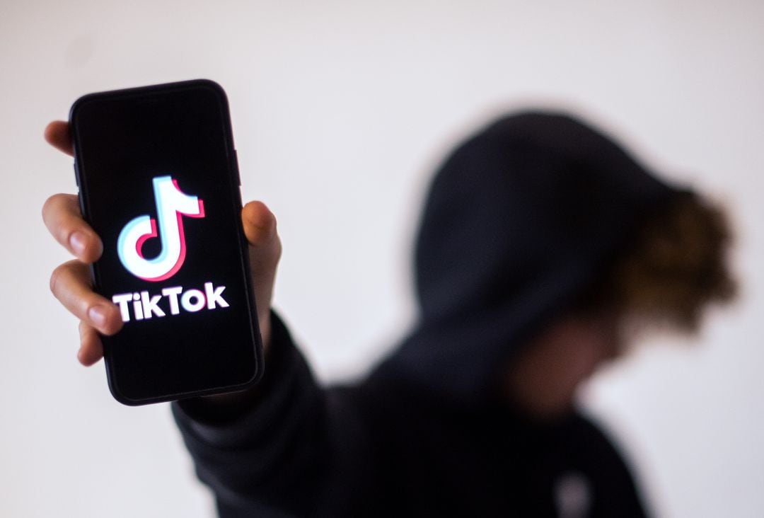 Italia ordena a TikTok bloquear perfiles de dudosa edad tras la muerte de una niña.