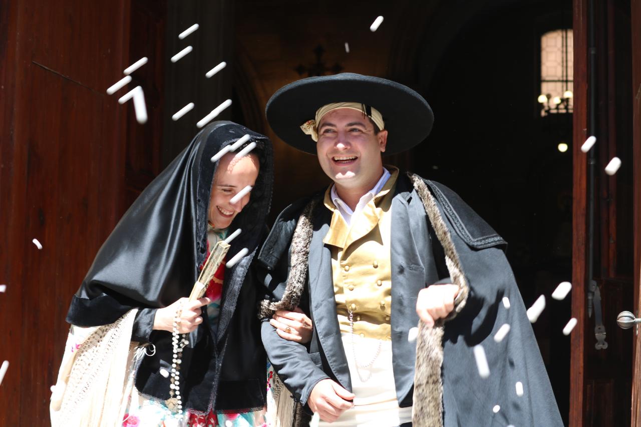 Salida de los novios de la iglesia.