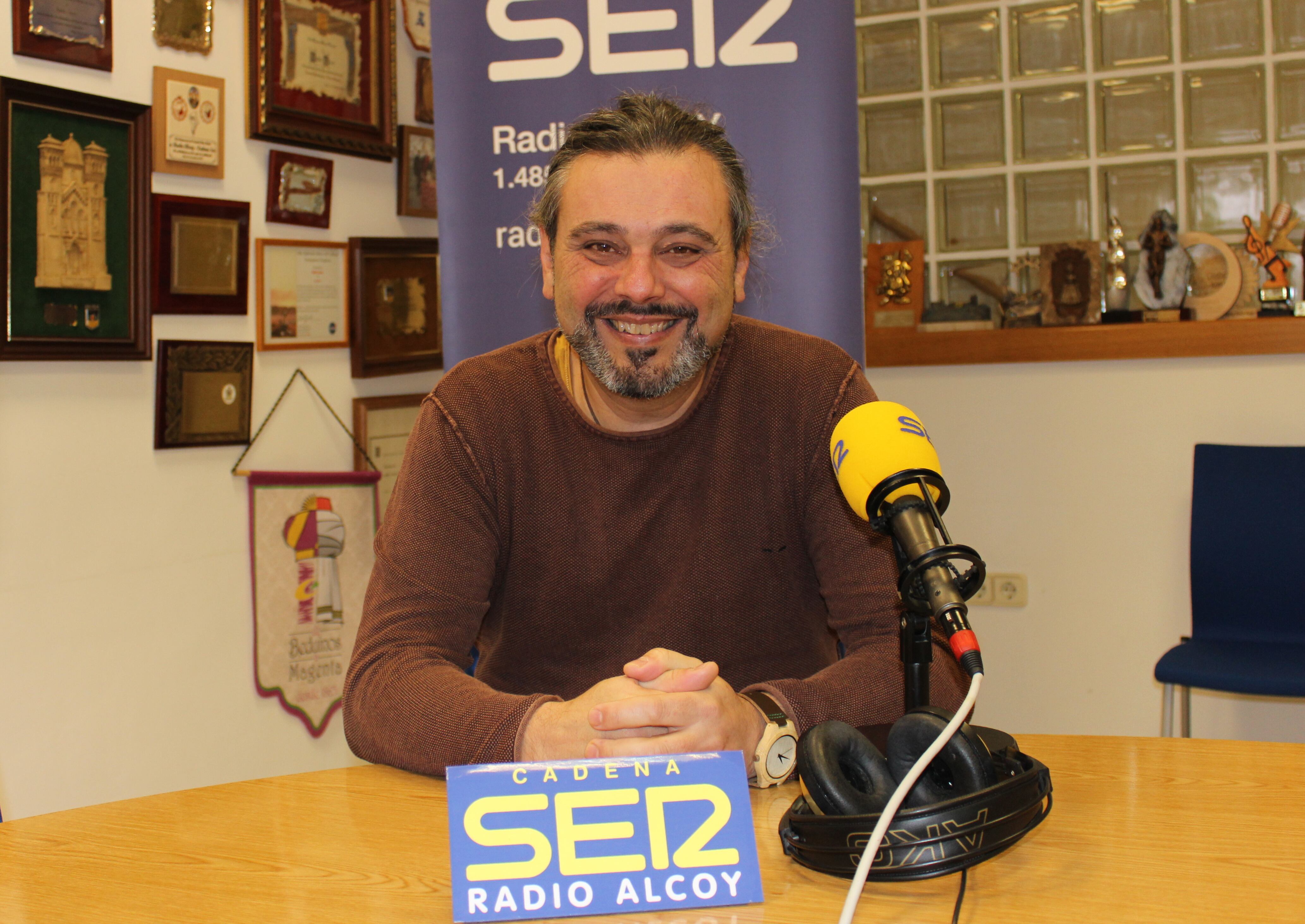 L'historiador Joel García, autor del ban del Tio Pian, a l'estudi central de Ràdio Alcoi.