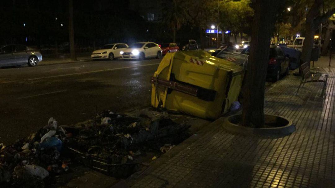 Contenedores volcados en la avenida principal de Cádiz tras disturbios ocasionados por un grupo de encapuchados en la marcha antifascista del 4 de diciembre de 2018 