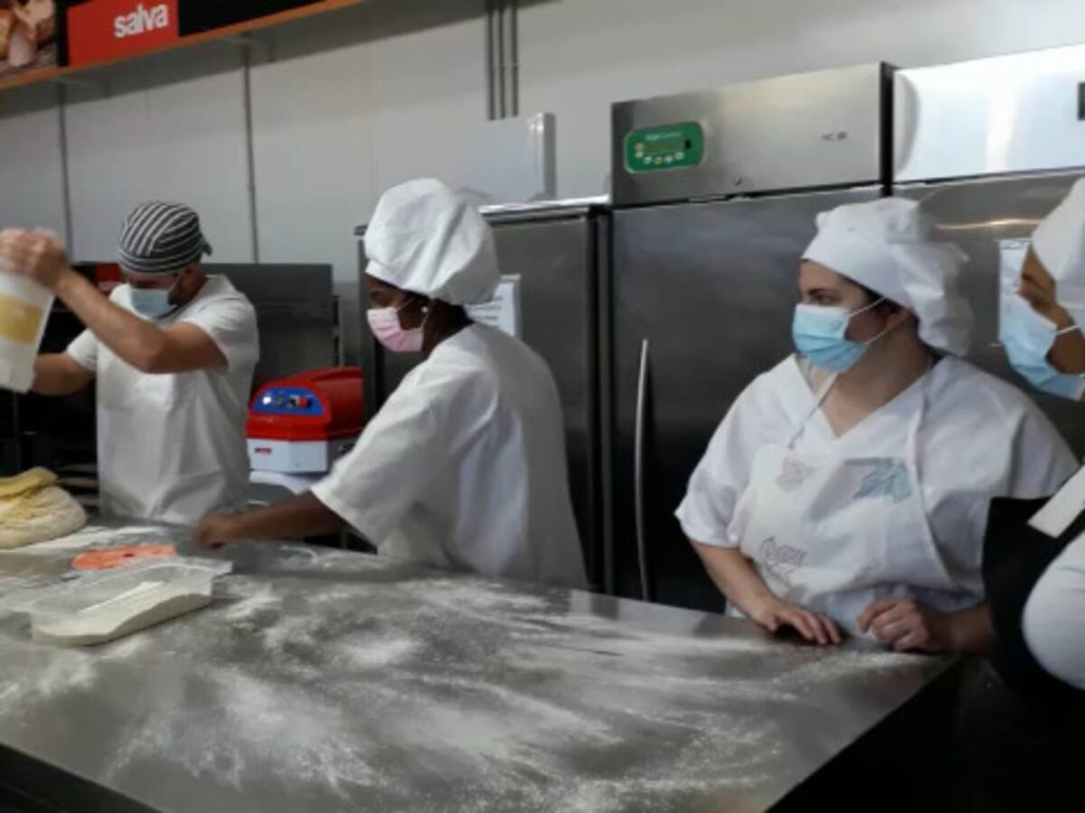 Reabre una panadería cerrada por la falta de personal, ante una avalancha de aspirantes