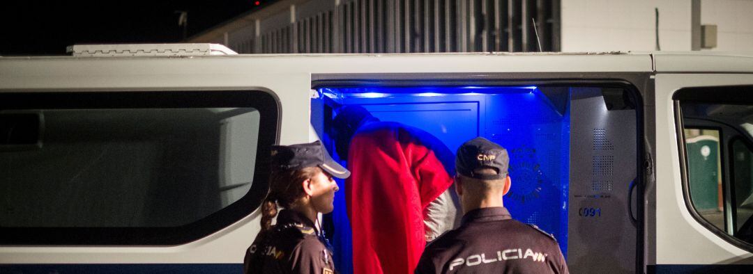 Policías realizando una detención