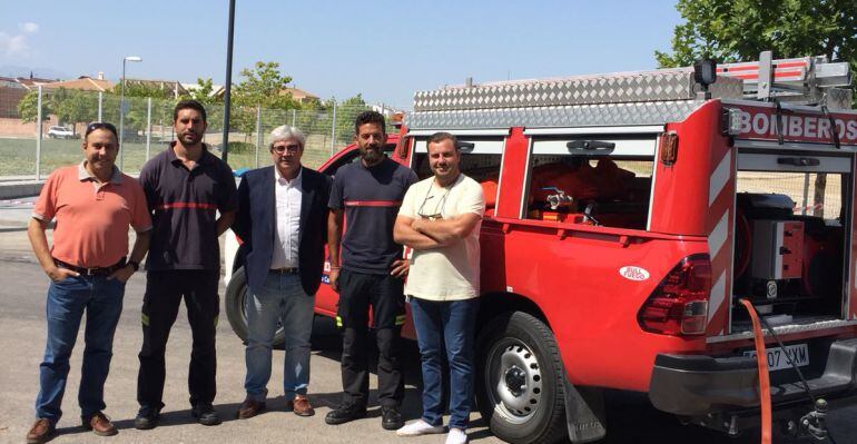 El diputado provincial de Servicios Municipales, Bartolomé Cruz, en el centro junto a distintos profesionales del Parque de Bomberos de Cazorla.