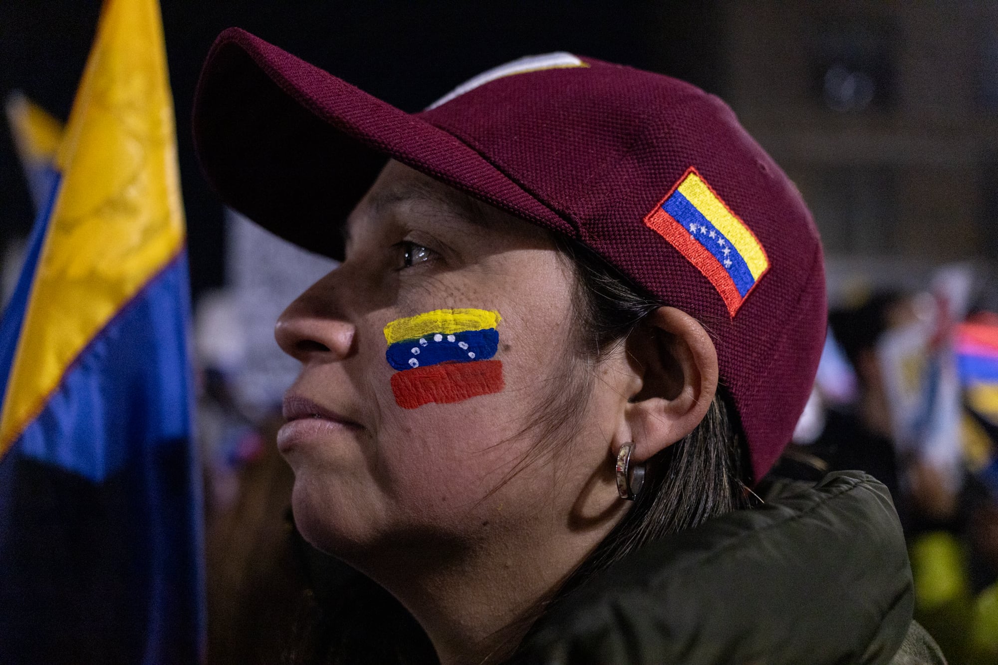 Venezolanos participan de una manifestación en rechazo a los resultados del Consejo Nacional Electoral (CNE), en las elecciones presidenciales del domingo que dieron como ganador al presidente de Venezuela Nicolás Maduro, este sábado en San José (Costa Rica).