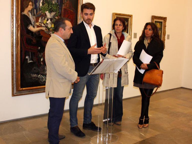 El delegado de Cultura de la Junta en Granada, Guillermo Quero, en el atril, presenta las actividades navideñas en los museos de Granada