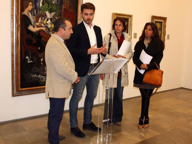 El delegado de Cultura de la Junta en Granada, Guillermo Quero, en el atril, presenta las actividades navideñas en los museos de Granada