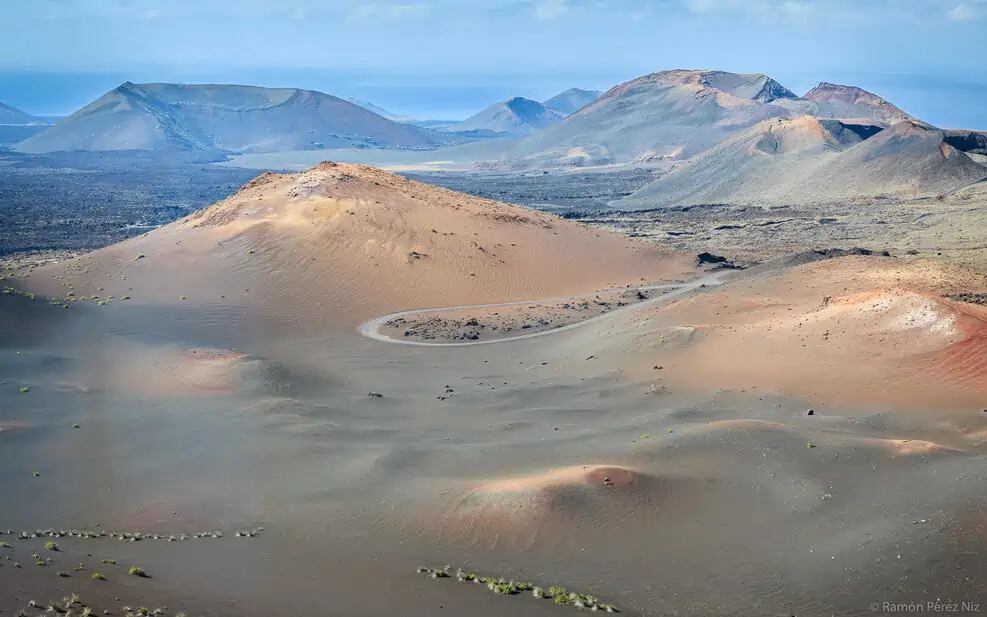 Vista de la &quot;Ruta de Los Volcanes&quot; en Timanfaya.