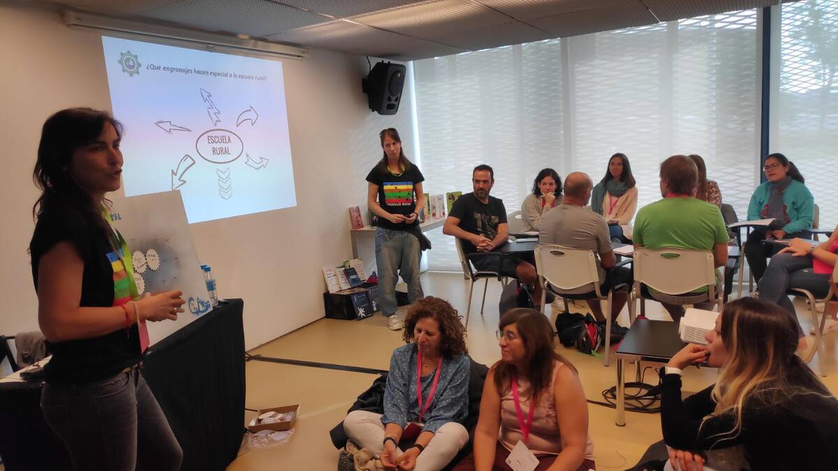 Colaboración, aprendizaje y oportunidad: las tres patas del método educativo que impulsa a la escuela rural a lo más alto